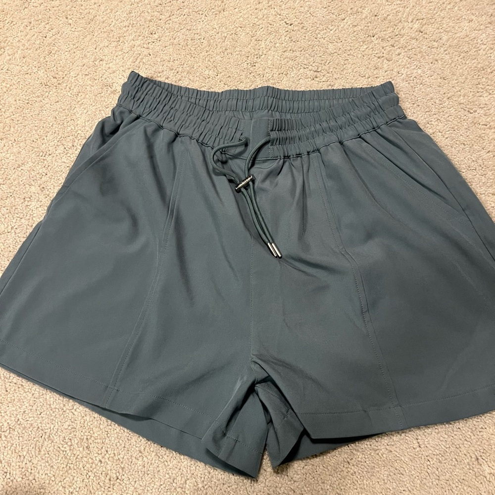 Varley - EUC - Barket Woven Shorts - Large - Green